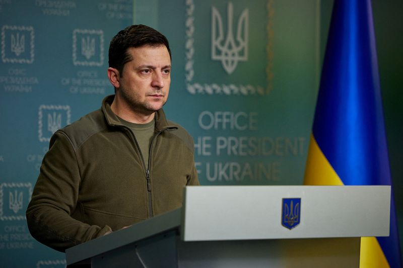 &copy; Reuters. الرئيس الأوكراني فولوديمير زيلينسكي أثناء إدلائه ببيان في كييف يوم الجمعة في صورة لرويترز من الخدمة الصحفية للرئاسة الأوكرانية. 