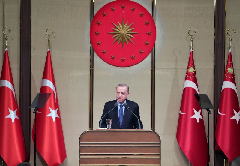 © Reuters. الرئيس التركي رجب طيب أردوغان يتحدث خلال اجتماع في أنقرة يوم الخميس. صورة لرويترز من المكتب الإعلامي للرئاسة.يحظر اعادة بيع هذه الصورة أو الاحتفاظ بها في أرشيف.