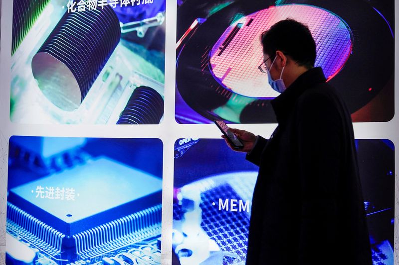 &copy; Reuters. FILE PHOTO: A man visits a display of semiconductor devices at Semicon China, a trade fair for semiconductor technology, in Shanghai, China March 17, 2021. REUTERS/Aly Song/File Photo