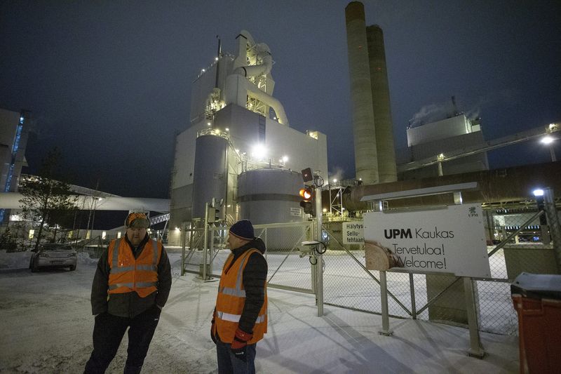 &copy; Reuters. FOTO DE ARCHIVO: Trabajadores de UPM en Lappeenranta