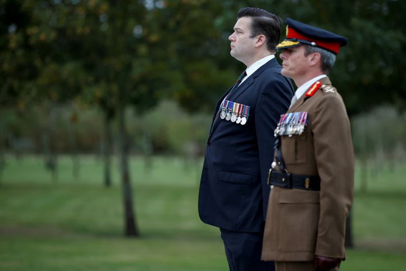 © Reuters. صورة من أرشيف رويترز لوزير القوات المسلحة البريطانية جيمس هيبي (إلى اليسار).