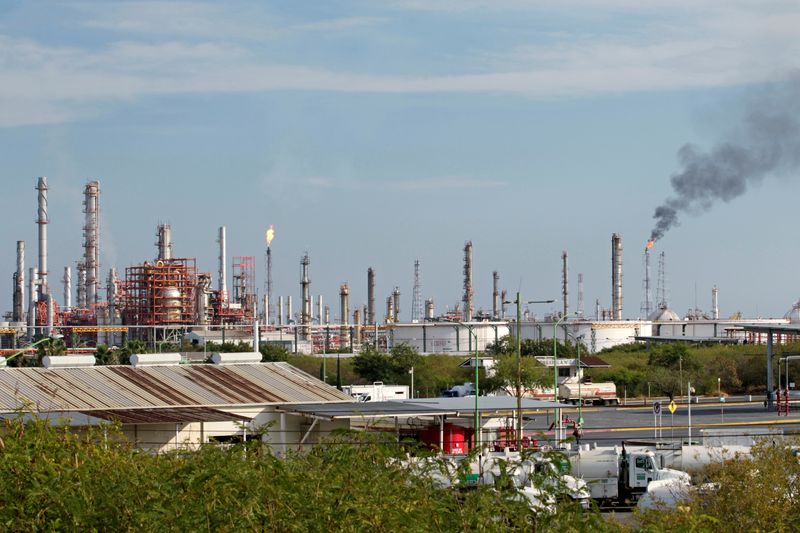 &copy; Reuters. Vista geral da refinaria Cadereyta da Pemex, em Monterrey, México
12/10/2020. REUTERS/Daniel Becerril