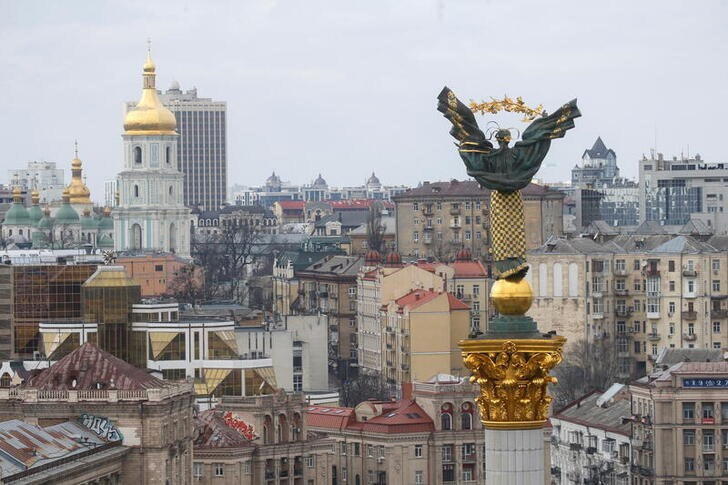 &copy; Reuters. A general view shows the Independence Monument in central Kyiv, Ukraine February 25, 2022. REUTERS/Valentyn Ogirenko