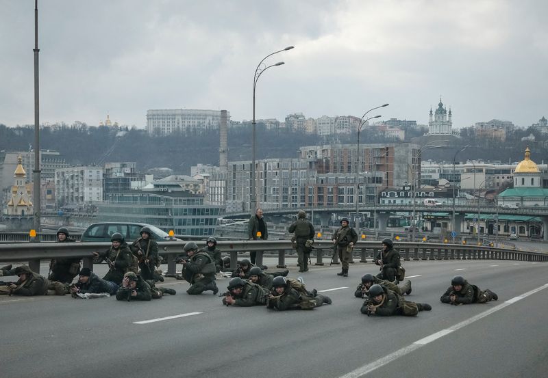 &copy; Reuters. Des soldats ukrainiens à Kiev. Kiev a de nouveau été la cible de missiles vendredi, alors que les troupes russes poursuivaient leur avancée vers la capitale ukrainienne et que les autorités locales se préparaient à affronter un assaut destiné à l