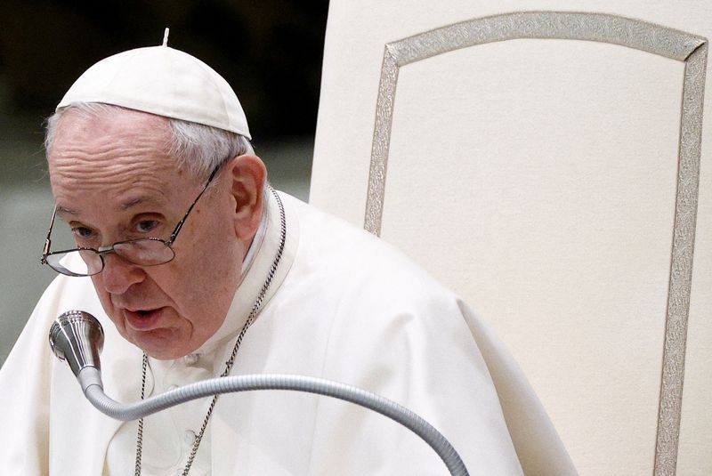 © Reuters. FOTO DE ARCHIVO: Papa celebra su audiencia semanal en el Vaticano, 23 de febrero del 2022. REUTERS/Guglielmo Mangiapane