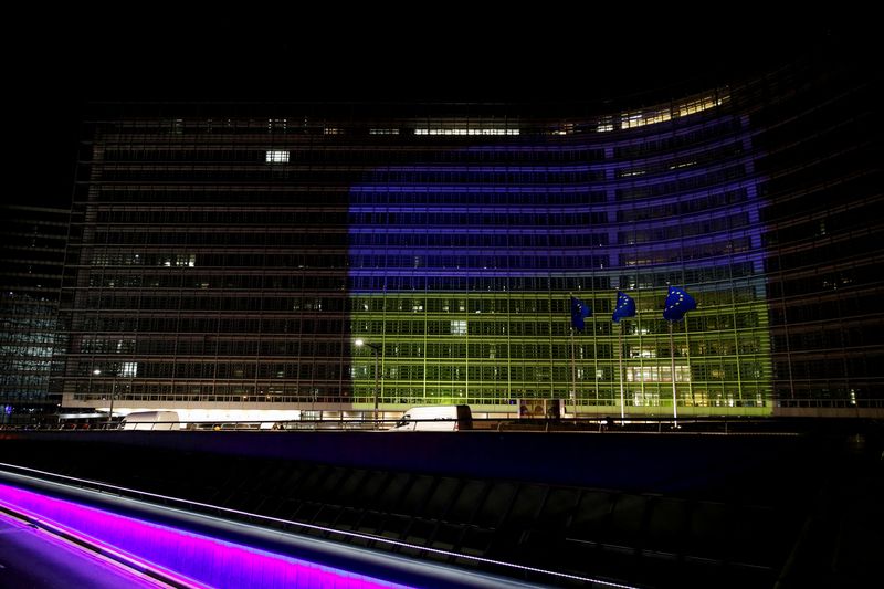 &copy; Reuters. مقر المفوضية الأوروبية في بروكسل وهو مضاء بألوان العلم الأوكراني يوم الخميس. تصوير يوحنا جيرون- رويترز.