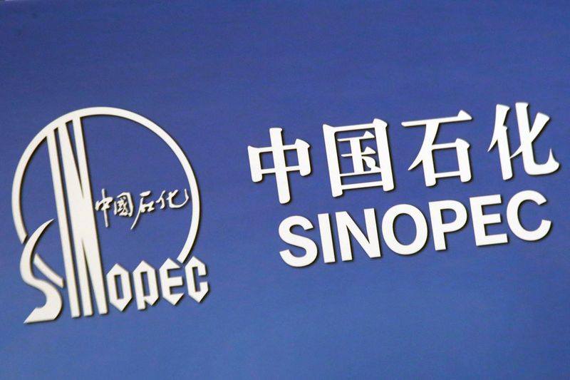 &copy; Reuters. FILE PHOTO: The company logo of China’s Sinopec Corp is displayed at a news conference in Hong Kong, China March 26, 2018. REUTERS/Bobby Yip/File Photo