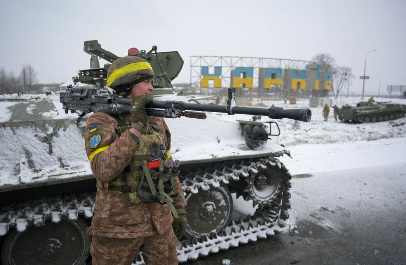 &copy; Reuters. Militar ucraniano faz guarda em rua de Kharkiv
25/02/2022 REUTERS/Maksim Levin