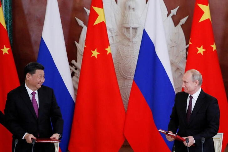 &copy; Reuters. Foto de archivo ilustrativa del Presidente ruso Vladimir Putin y su par chino Xi Jinping en una ceremonia en Moscú 
Jun 5, 2019. REUTERS/Evgenia Novozhenina 

