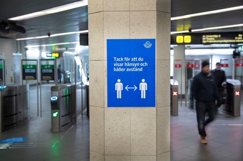 &copy; Reuters. A sign encourages people using public transportation to maintain social distance as the spread of coronavirus disease (COVID-19) continues in Stockholm, Sweden November 4, 2020. Anders Wiklund/TT News Agency/via REUTERS/Files