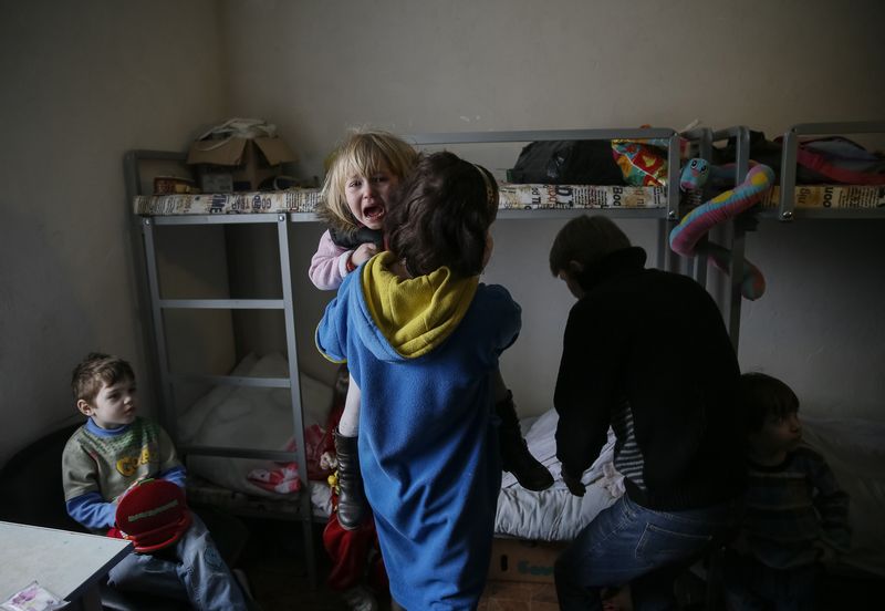 &copy; Reuters. لاجئون فروا من بيوتهم في أوكرانيا بسبب القتال في شرق البلاد في عام 2015. صورة من أرشيف رويترز.