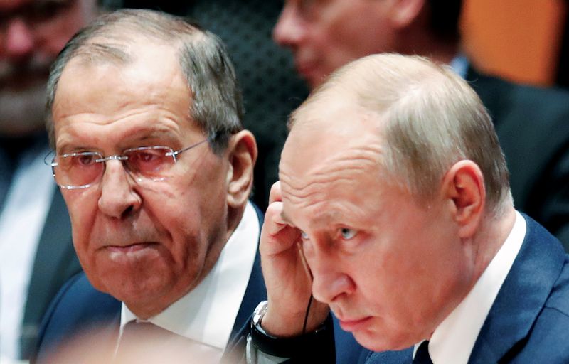 &copy; Reuters. L'UE impose des sanctions contre le président russe, Vladimir Poutine (à droite), et son ministre des Affaires étrangères, Sergueï Lavrov (à gauche). /Photo d'archives/REUTERS/Hannibal Hanschke