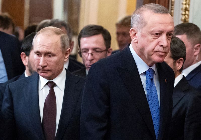 &copy; Reuters. FILE PHOTO: Russian President Vladimir Putin and Turkish President Tayyip Erdogan arrive for a news conference following their talks in Moscow, Russia March 5, 2020. Pavel Golovkin/Pool via REUTERS