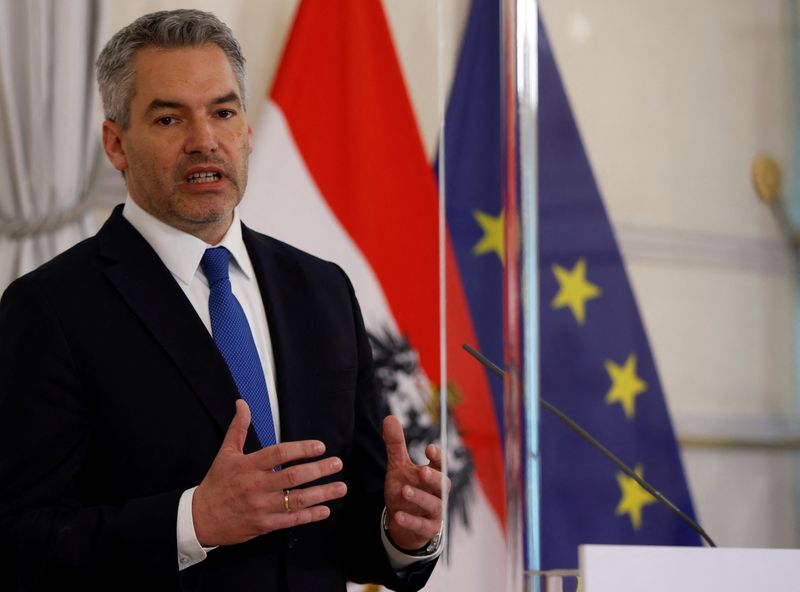 Austria appoggia esclusione Russia da Swift ma con unità Ue - cancelliere