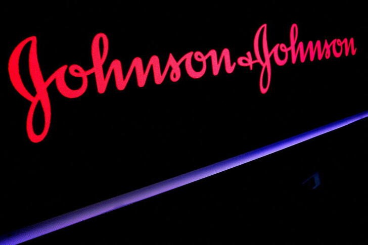 &copy; Reuters. Foto de archivo del logo de Johnson & Johnson en la Bolsa de Nueva York 
May 29, 2019. REUTERS/Brendan McDermid/ 

