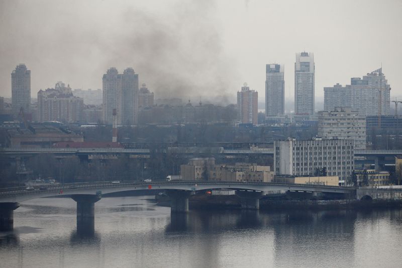 &copy; Reuters. Fumaça sai da área onde fica o Ministério da Defesa da Ucrânia em Kiev
24/02/2022 REUTERS/Valentyn Ogirenko