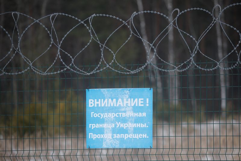 &copy; Reuters. FOTO DE ARCHIVO: Un punto de chequeo cerca de la frontera de Bielorrusia y Rusia en Ucrania, 16 de febrero del 2022. REUTERS/Valentyn Ogirenko