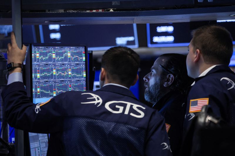 &copy; Reuters. Traders work on the floor of the New York Stock Exchange (NYSE) in New York City, U.S., February 15, 2022.  REUTERS/Brendan McDermid