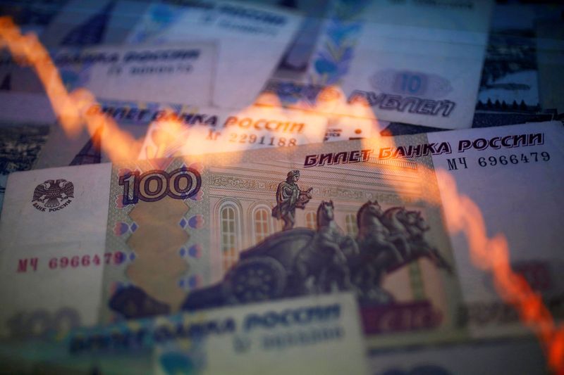 &copy; Reuters. FILE PHOTO: A reflection of a yearly chart of U.S. dollars and Russian roubles are seen on rouble notes in this photo illustration taken in Warsaw November 7, 2014.  REUTERS/Kacper Pempel/File Photo