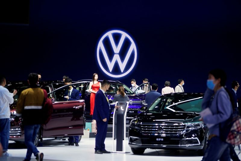 &copy; Reuters. FILE PHOTO: People visit the Volkswagen booth during a media day for the Auto Shanghai show in Shanghai, China April 19, 2021. REUTERS/Aly Song/File Photo