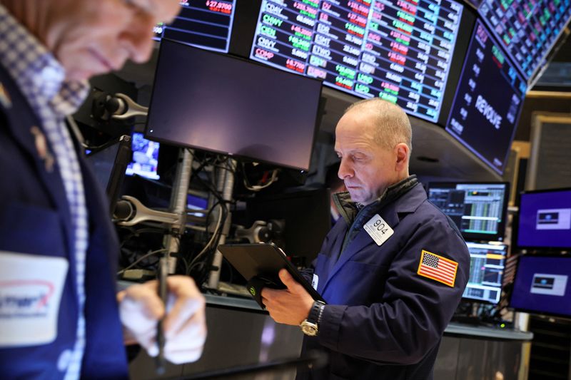 © Reuters. Traders work on the floor of the New York Stock Exchange (NYSE) in New York City, U.S., February 18, 2022.  REUTERS/Brendan McDermid