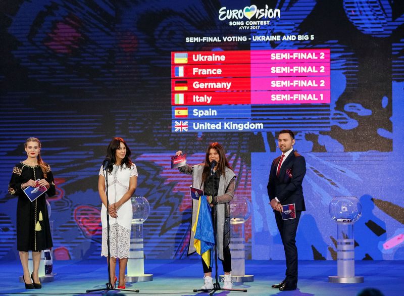&copy; Reuters. FOTO DE ARCHIVO: La cantante tártara de Crimea Susana Jamaladinova (2ª izda), conocida como Jamala, y la cantante ucraniana Ruslana Lyzhychko (2ª dcha) asisten al sorteo de las semifinales del Festival de Eurovisión 2017 en Kiev, Ucrania 31 de enero d