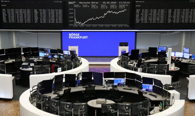 &copy; Reuters. Les Bourses en Europe ont fini en hausse vendredi. Le CAC 40 a gagné 3,55%, le FTSE 100 a avancé de 3,91% et le Dax a pris 3,67%. /Photo prise le 25 février 2022/REUTERS