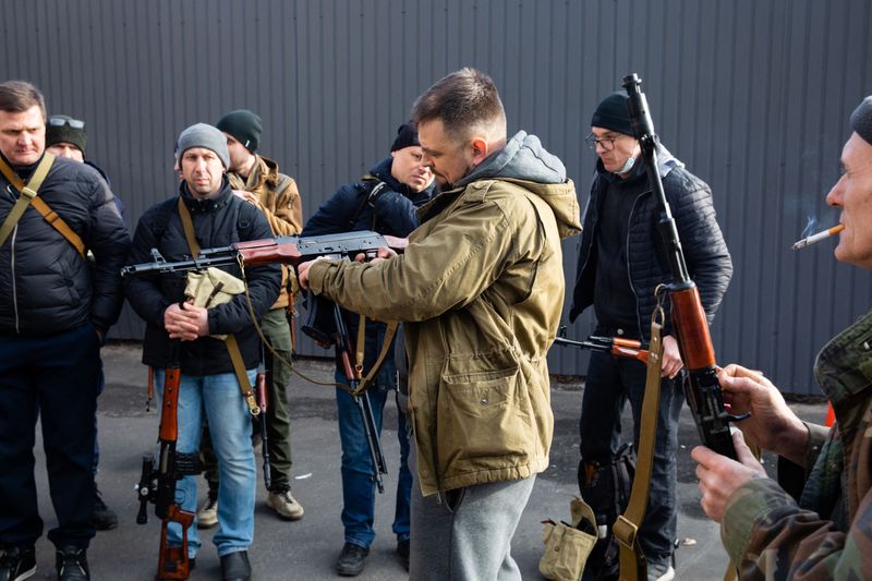 &copy; Reuters. Membros das Forças de Defesa Territorial da Ucrânia recebem armas em Kiev
25/02/2022 Mikhail Palinchak/Pool via REUTERS