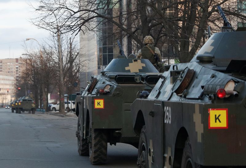 &copy; Reuters. Militares ucranianos em cima de veículo blindado em Kiev
25/02/2022 REUTERS/Valentyn Ogirenko