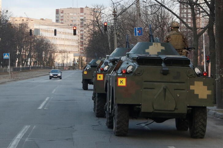 &copy; Reuters. Un miembro del servicio ucraniano es visto encima de un transporte personal blindado en Kiev, Ucrania, 25 de febrero de 2022. REUTERS/Valentyn Ogirenko