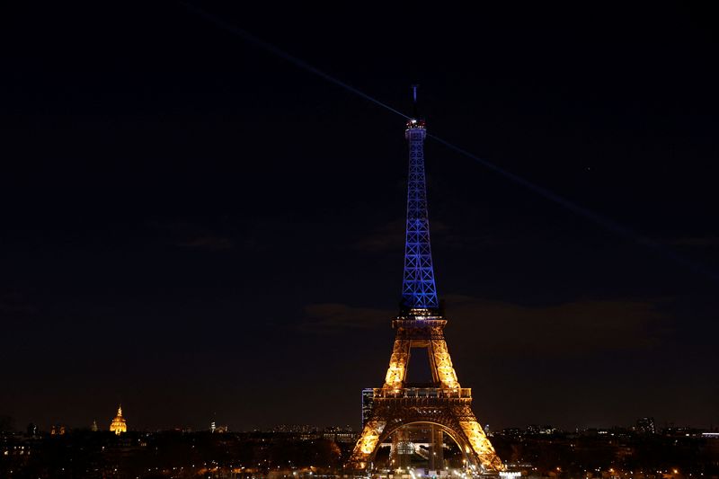 &copy; Reuters. برج إيفل في العاصمة الفرنسية باريس يضاء بلوني علم أوكرانيا الأزرق والأصفر للتعبير عن التضامن مع شعب أوكرانيا في أعقاب الهجوم الروسي يوم الج