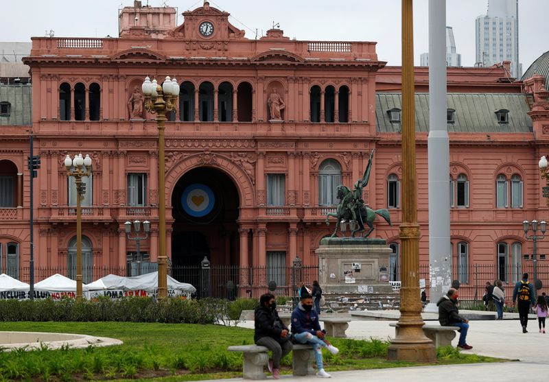 &copy; Reuters. Fachada de la Casa de Gobierno de Argentina en Buenos Aires. Foto de archivo Sep 13, 2021. REUTERS/Agustin Marcarian