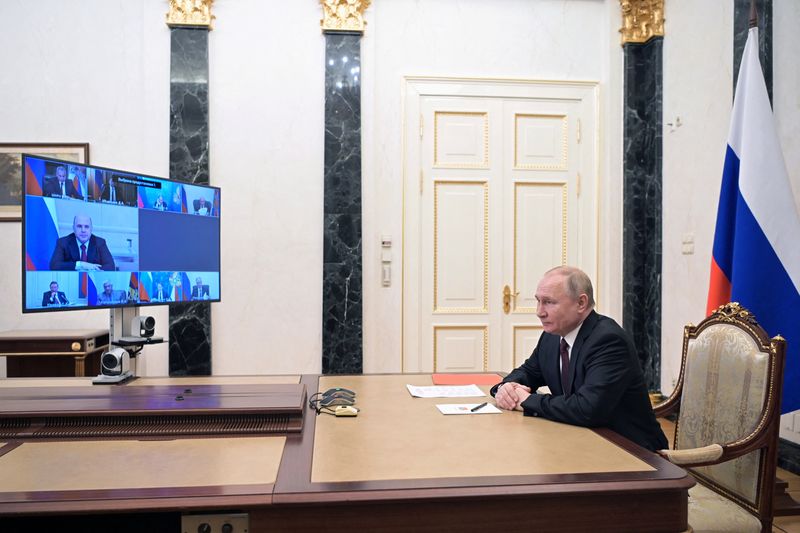 &copy; Reuters. El presidente ruso, Vladimir Putin, preside una reunión con miembros del Consejo de Seguridad, en Moscú, Rusia. Febrero 25, 2022. Sputnik/Alexey Nikolsky/Kremlin vía REUTERS