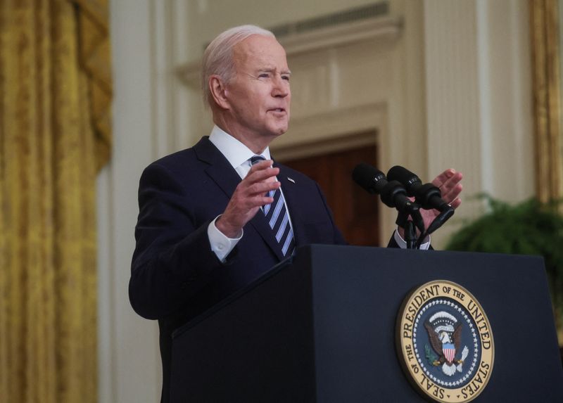 &copy; Reuters. El presidente de Estados Unidos, Joe Biden, habla sobre el ataque ruso sobre Ucrania, en la Casa Blanca, Washington, EEUU, Febrero 24, 2022. REUTERS/Leah Millis