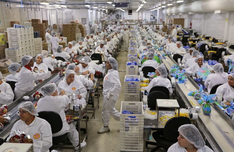 &copy; Reuters. Funcionários trabalham em fábrica de ovos de Páscoa
26/02/2015
REUTERS/Paulo Whitaker