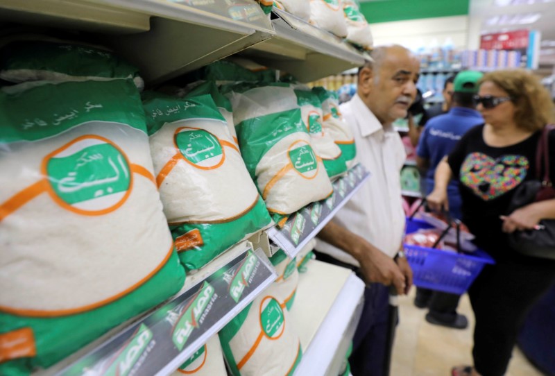 &copy; Reuters. أكياس من السكر على أرفف في متجر حكومي في القاهرة. صورة من أرشيف رويترز. 