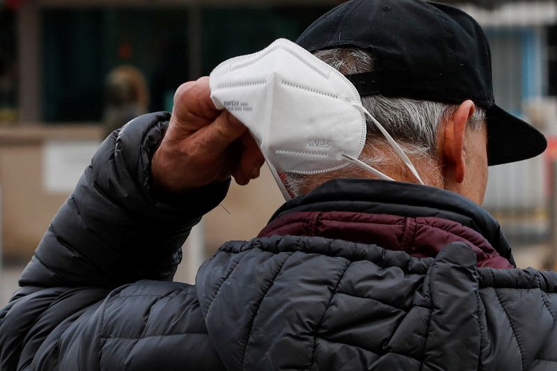 &copy; Reuters. ２月２５日、米疾病対策センター（ＣＤＣ）は新型コロナウイルス感染対策としてのマスク着用に関する指針を大幅に緩和した。新指針では、人口の７２％が屋内でのマスク着用が不要とな