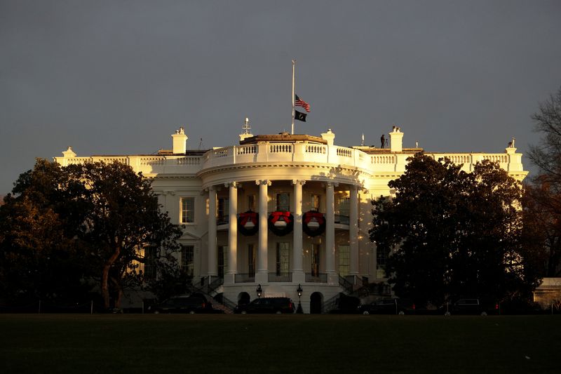 &copy; Reuters. FILE PHOTO: The White House is seen at sunrise, from the South Lawn Driveway in Washington, U.S, December 7, 2021. REUTERS/Tom Brenner