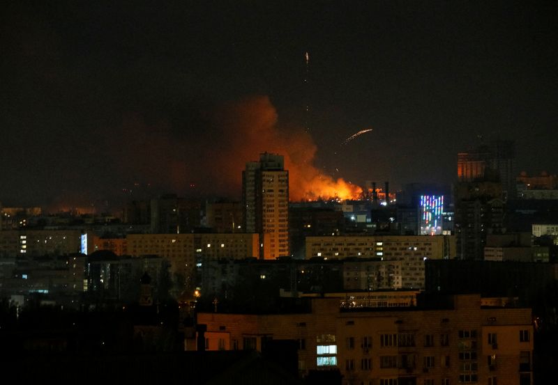 &copy; Reuters. دخان يتصاعد وسط قصف قرب العاصمة الأوكرانية كييف يوم السبت. تصوير: جليب جارنيش - رويترز