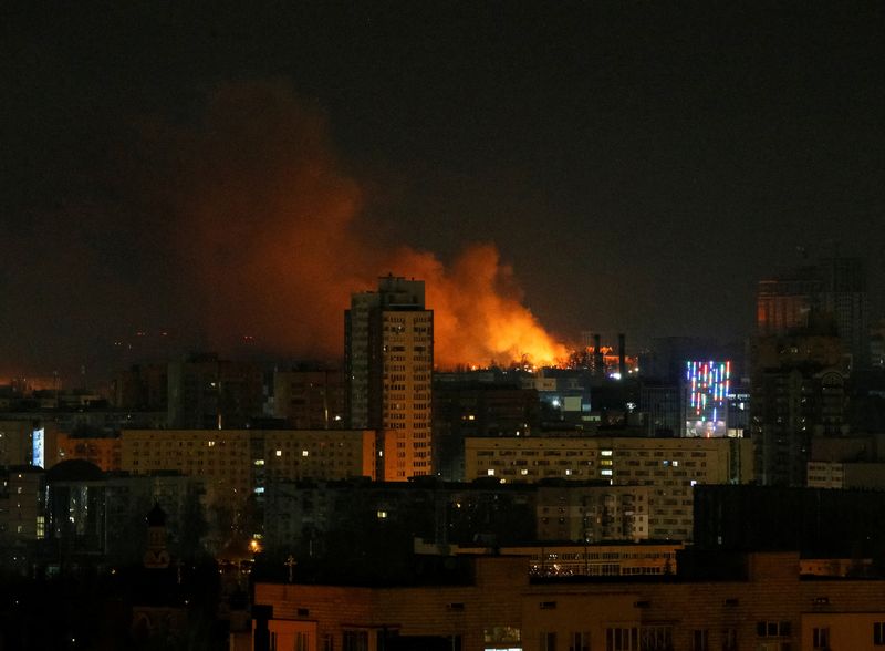 &copy; Reuters. 　ロシアによる侵攻を受けているウクライナの首都キエフの中心部で２６日朝、砲撃音が聞かれた（２０２２年　ロイター/Gleb Garanich）