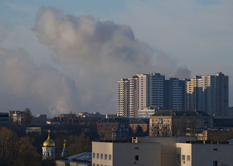 &copy; Reuters. دخان يتصاعد بعد قصف في العاصمة الأوكرانية كييف يوم السبت. تصوير: جليب جارنيش - رويترز 