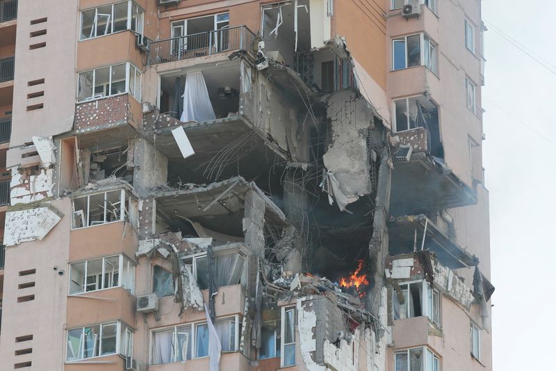 &copy; Reuters.   ２月２６日、ウクライナ侵攻を続けるロシア軍は、首都キエフなど複数の都市に対してミサイルや砲撃による連携攻撃を開始した。写真は２６日、砲撃を受け損壊したキエフのアパート（