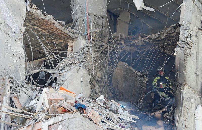 &copy; Reuters. رجل إطفاء داخل مبنى متضرر بعد قصف في العاصمة الأوكرانية كييف يوم السبت. تصوير: جليب جارنيش - رويترز 