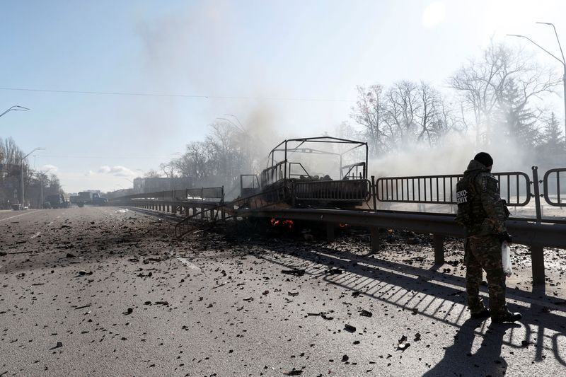 © Reuters. A damaged vehicle is seen at the site of a fighting with Russian raiding troops after Russia launched a massive military operation against Ukraine, in Kyiv, Ukraine February 26, 2022. REUTERS/Valentyn Ogirenko