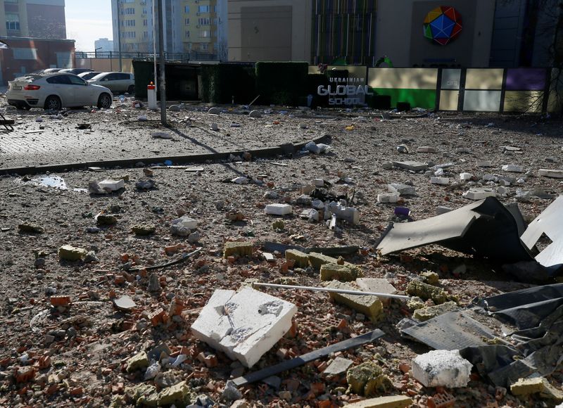 &copy; Reuters. حطام قرب بناية سكنية تضررت من قصف في كييف يوم السبت. تصوير: جليب جارنيش - رويترز 