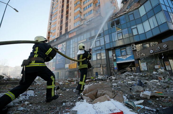 &copy; Reuters. 　ウクライナ保健省は２６日、ロシアによる侵攻を受け、これまでのところ子ども３人を含む少なくとも１９８人が死亡したと明らかにした。キエフで損壊したビルで消火活動をする消防隊