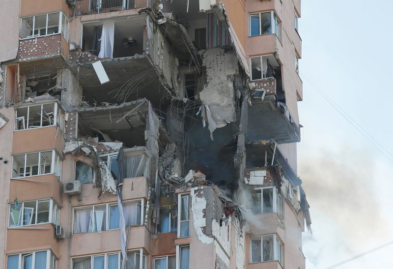 &copy; Reuters. مبنى سكني متضرر بعد قصف في العاصمة الأوكرانية كييف يوم السبت. تصوير: جليب جارنيش - رويترز 
