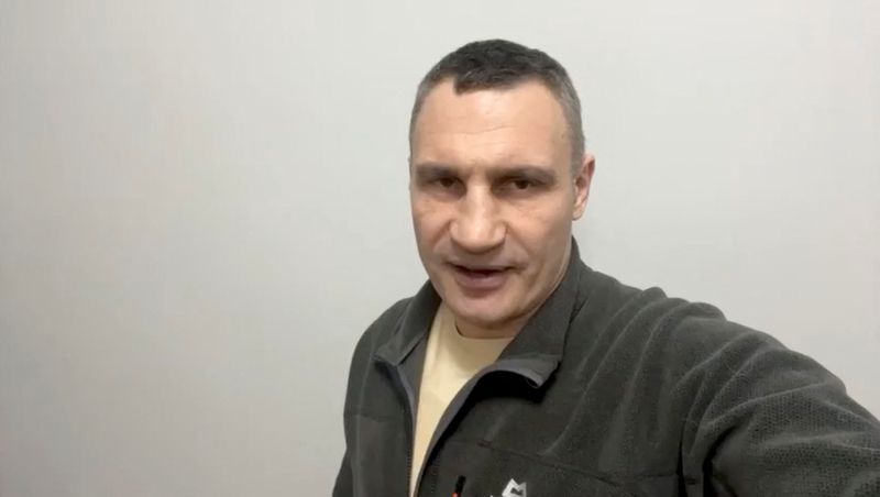 © Reuters. Des dizaines de personnes ont été blessées à Kiev lors des combats dans la nuit de vendredi à samedi dans la capitale ukrainienne, a déclaré le maire de la ville, Vitali Klitschko, s'exprimant dans une vidéo publiée sur Instagram. /Capture de vidéo du 26 février 2022/REUTERS/Vitali Klitschko via Instagram