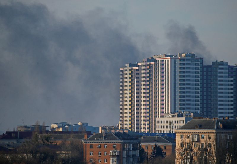 &copy; Reuters. دخان يتصاعد بعد قصف في العاصمة الأوكرانية كييف يوم السبت. تصوير: جليب جارنيش - رويترز 