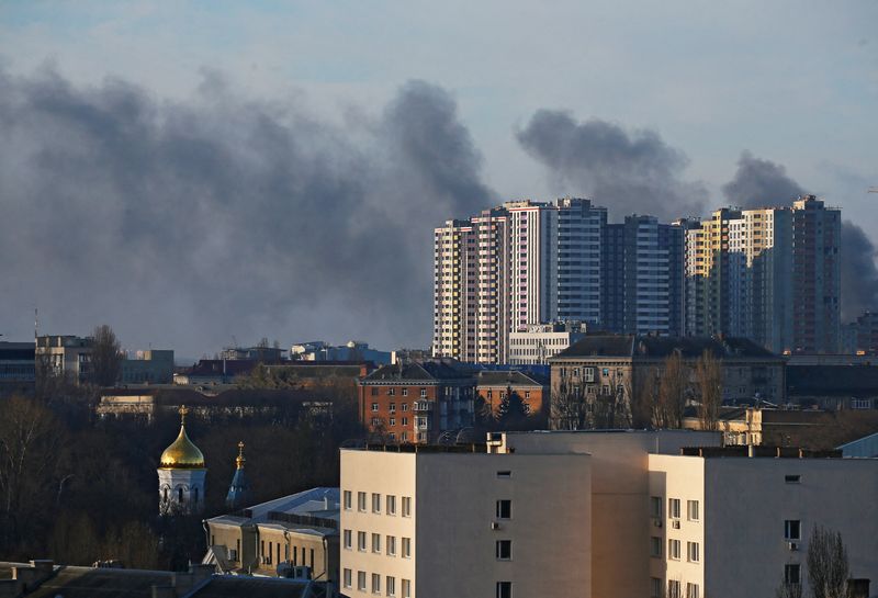 &copy; Reuters. Humo se levanta luego de un reciente ataque de artillería en Kiev, Ucrania. 26 de febrero, 2022. REUTERS/Gleb Garanich